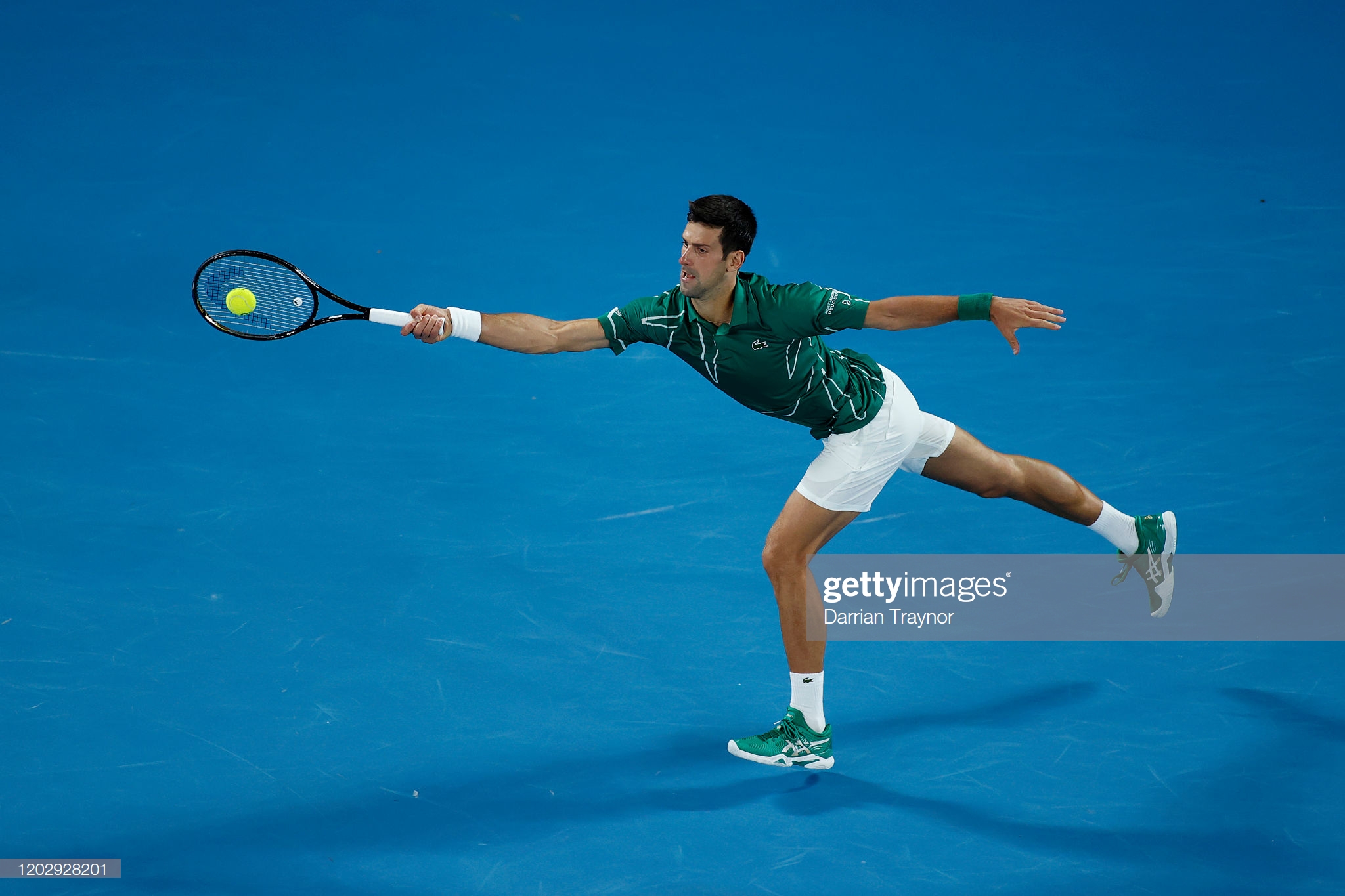 Novak Djokovic trece de rivalul sau si va juca in finala AO